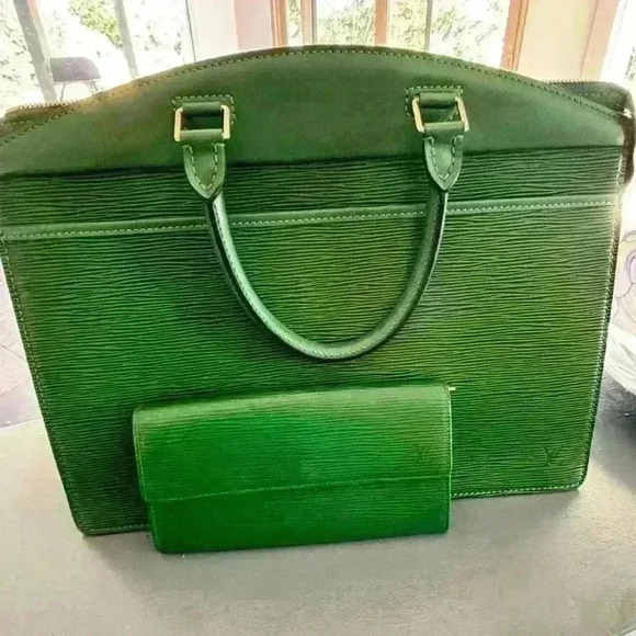 - LOUIS VUITTON LV Logo Riviera Hand Bag Epi Leather Green bundle w/ wallet - Picture 6 of 17